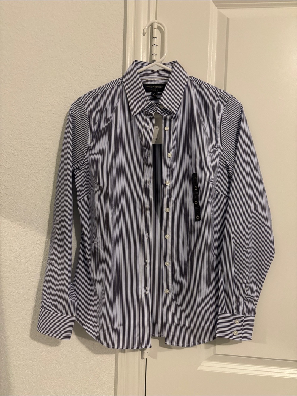 Banana republic nwt womens size 2 Navy and White Pinstripe Dress Shirt
